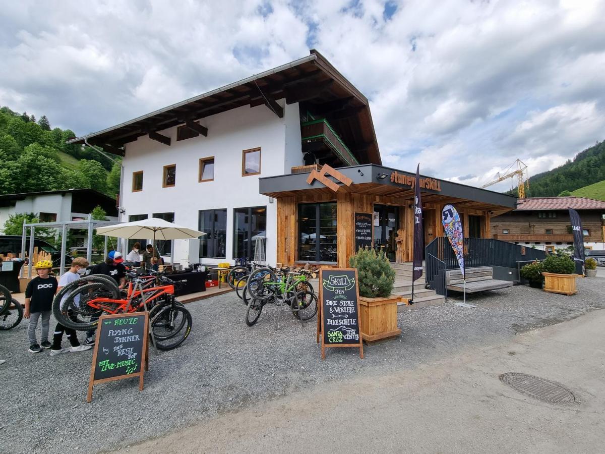 Skill Mountain Lodge - Ski Und Bike Hostel Im Sommer Mit Joker Card Saalbach-Hinterglemm Kültér fotó